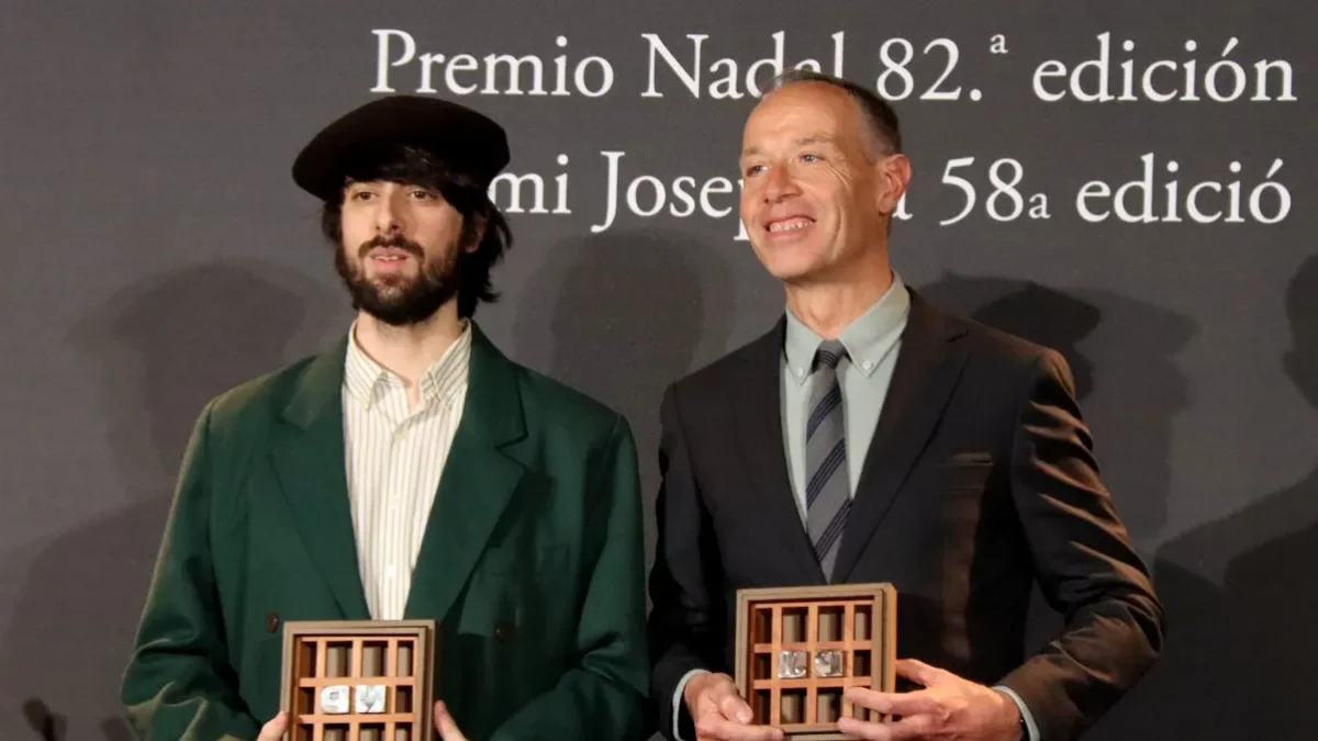 David Uclés i Francesc Torralba, ahir a la nit amb els trofeus del 82è Premi Nadal i el 58è Josep Pla. - NICO TOMÁS/ACN