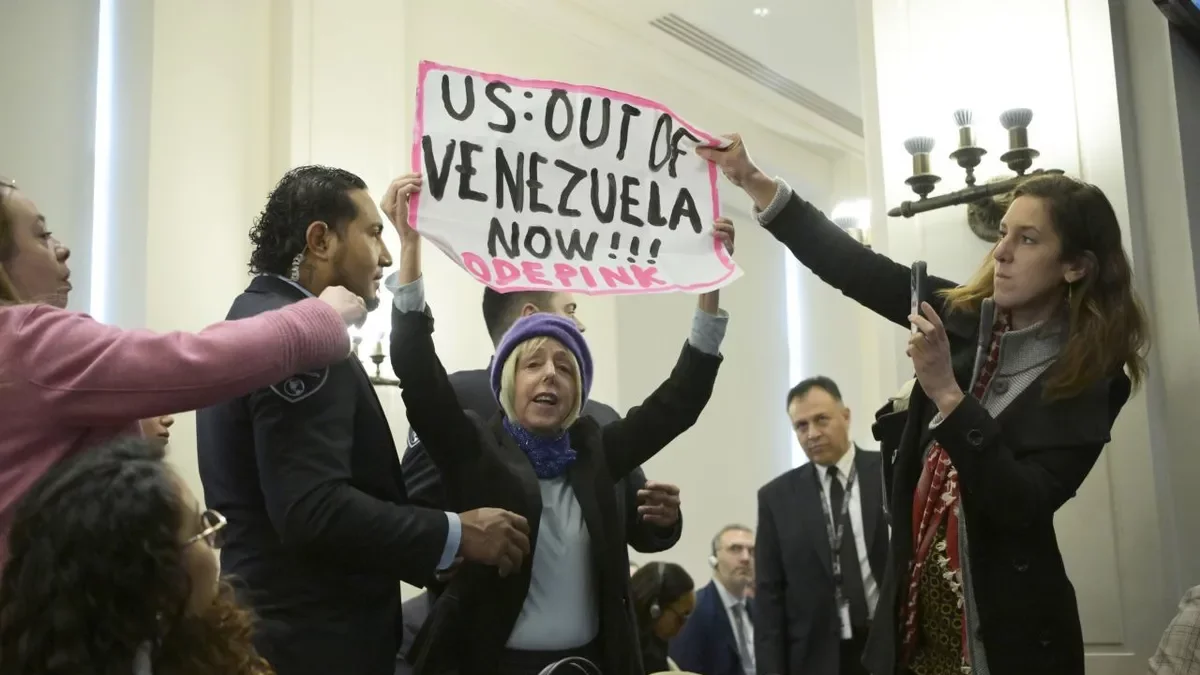 Una manifestant va irrompre a la seu de l’OEA per denunciar la intervenció a Veneçuela. - EFE/ LENIN NOLLY