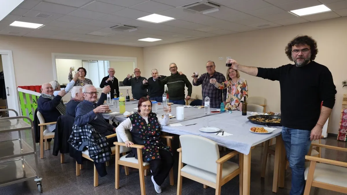 L’alcalde va obsequiar els participants amb una paella. - J. GÓMEZ