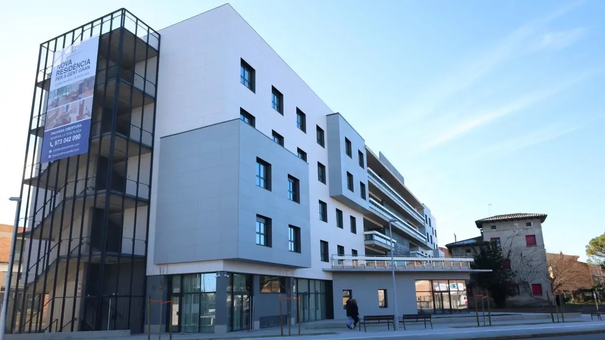 La residència, davant del nou vial lateral. - A. GUISSONA