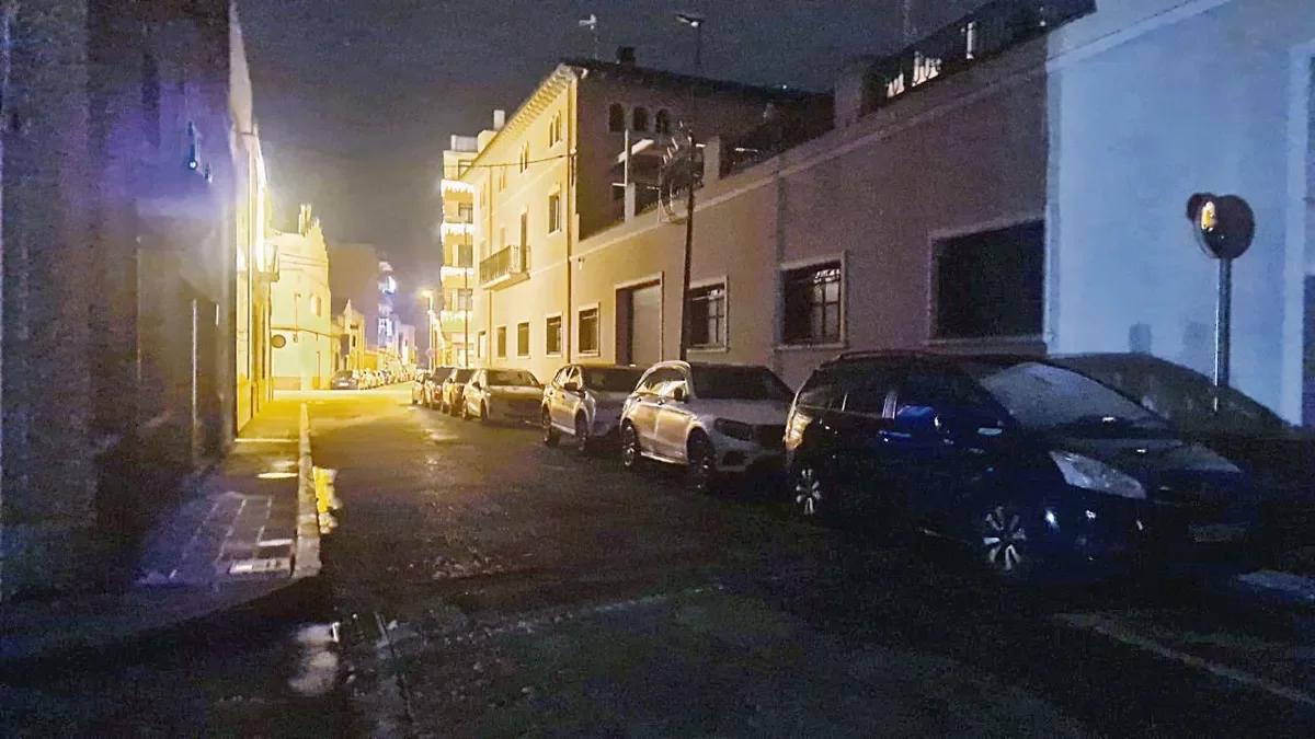 Un tram de la ronda Sant Pere, sense llum la nit de diumenge passat. - J. GÓMEZ