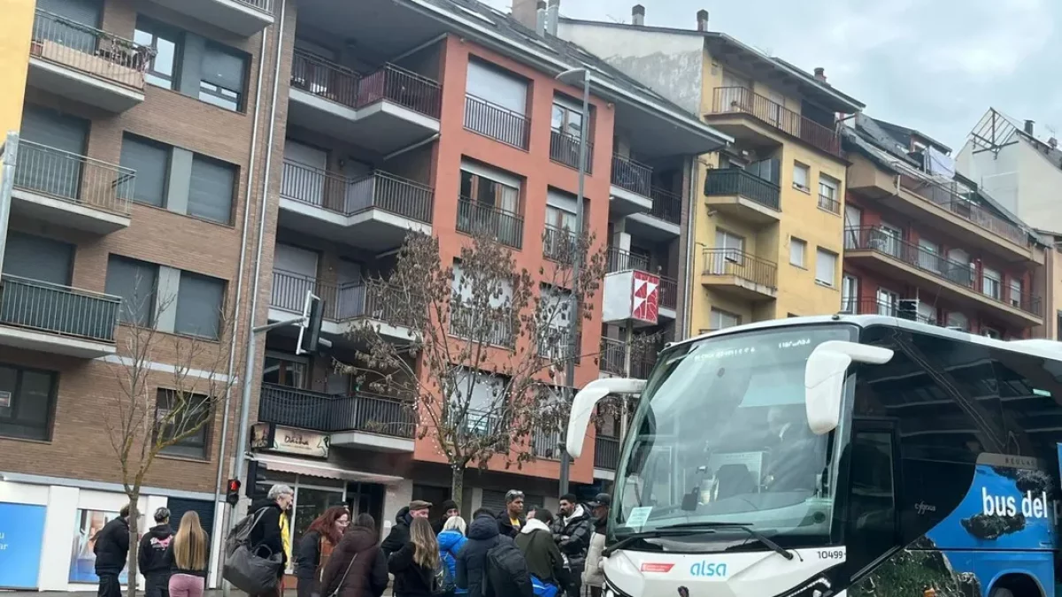 El bus de la línea Les-Barcelona en El Pont de Suert. - SEGRE