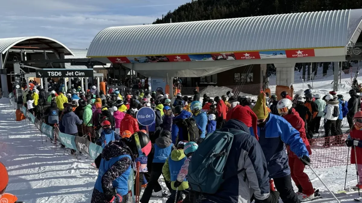 Decenas de esquiadores haciendo cola para subir al telesilla de Port Ainé. - ACN