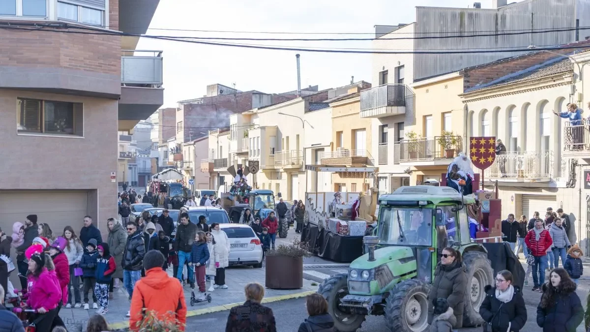 Com és tradició, Ses Majestats d’Orient van protagonitzar ahir, dia de Reis, la cavalcada a Torrefarrera. - PAU PASCUAL PRAT