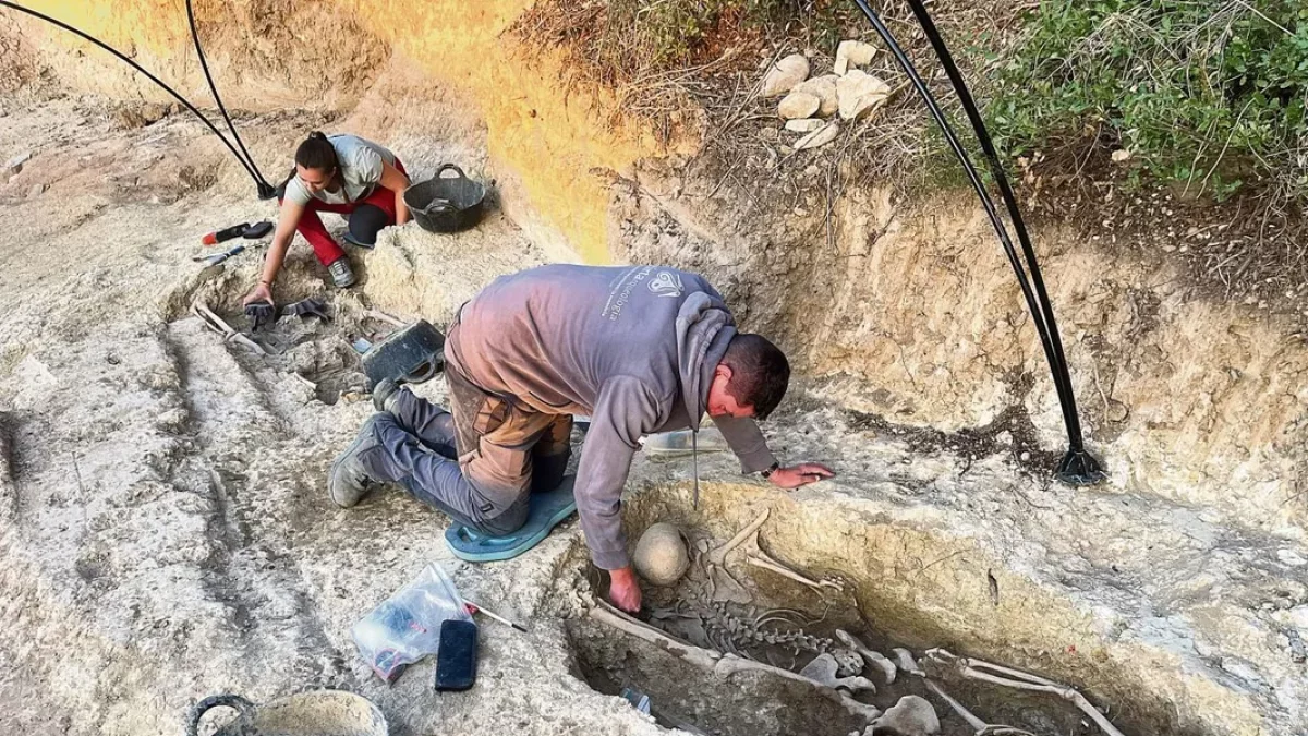 L’equip arqueològic treballant en l’exhumació d’una fossa a Alentorn (Artesa de Segre). - DEPARTAMENT DE JUSTÍCIA