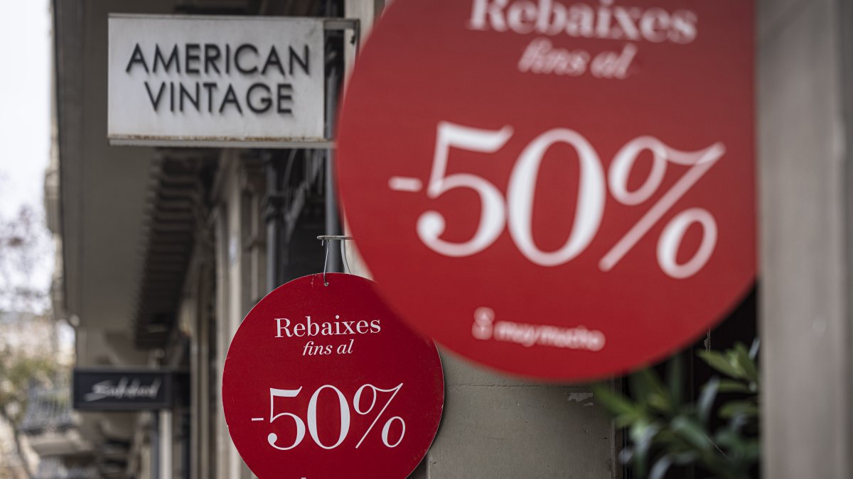 Un cartell que anuncia rebaixes del 50%.