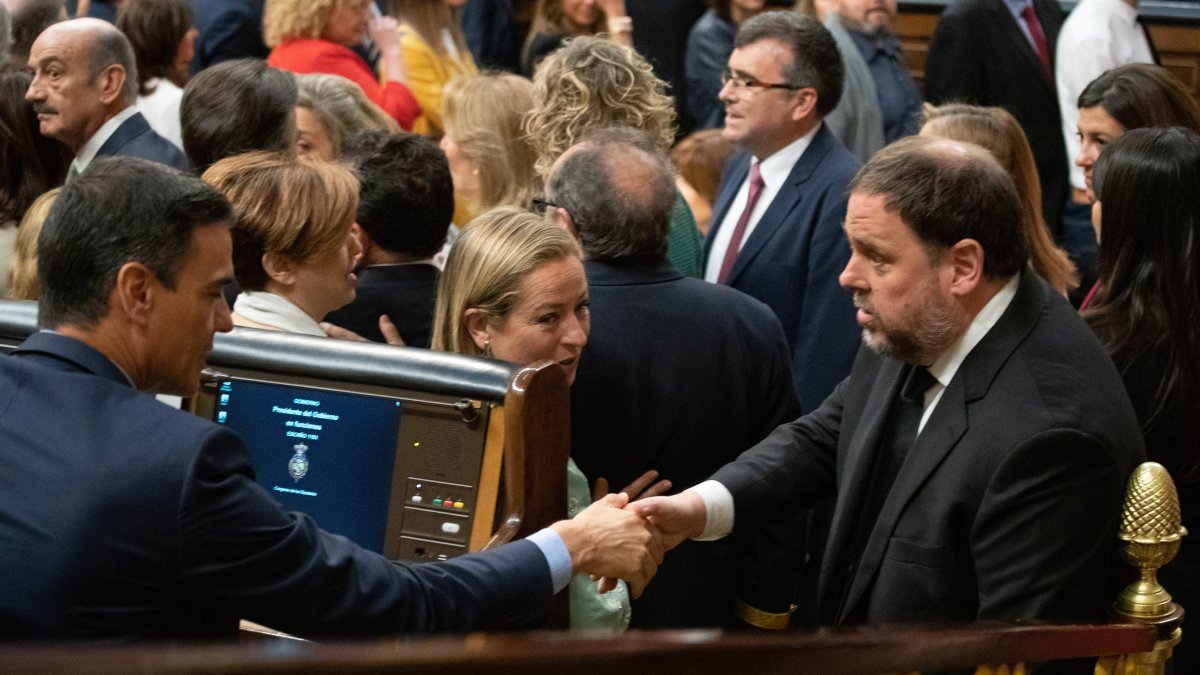 El presidente de ERC, Oriol Junqueras, y el presidente del gobierno español, Pedro Sánchez, se saludan en el Congreso de los Diputados el 21 de mayo del 2019.