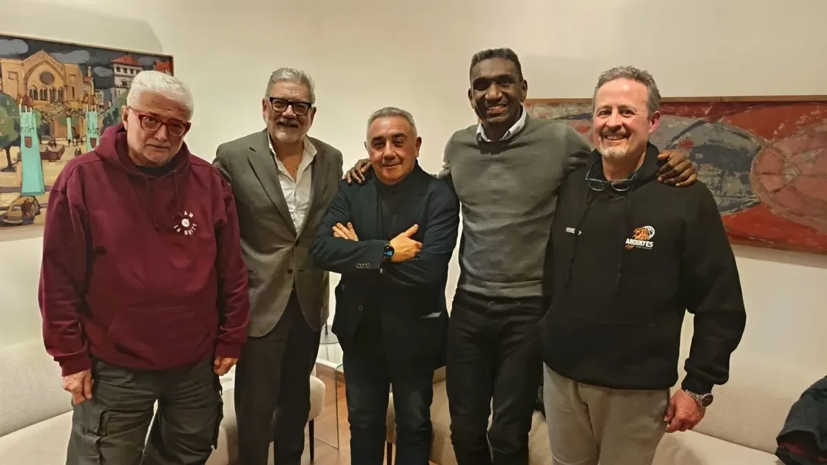 L’alcalde Larrosa i Jackson Quiñónez van rebre el CB Pardinyes.