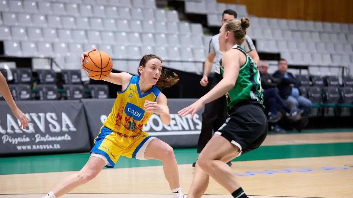 Regina Aguilar intenta anar-se’n del marcatge de l’exurgellenca Ramette. - ÀREA 11