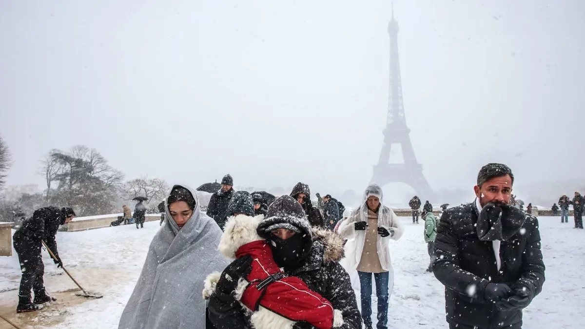 La nieve ha dejado un paisaje de postal en la capital francesa. - EUROPA PRESS