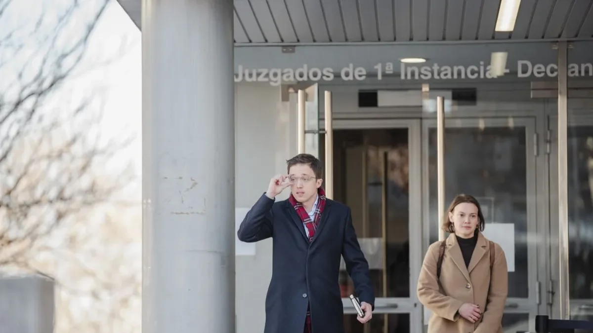 Íñigo Errejón sortint dels jutjats amb la seua advocada. - EUROPA PRESS