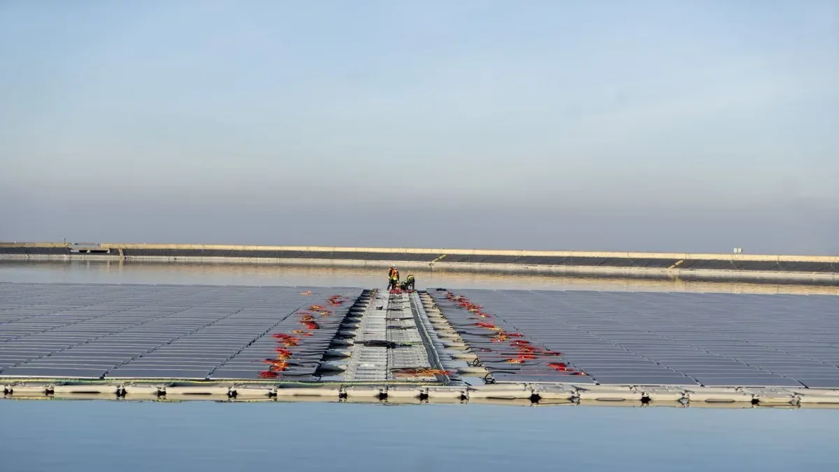 Imagen reciente de la instalación de placas solares en una balsa del Segarra-Garrigues en Alfés. - PAU PASCUAL PRAT