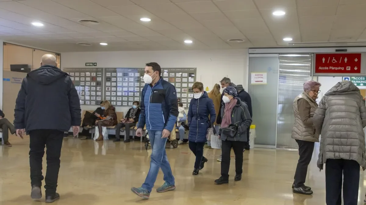 Usuarios con mascarillas el pasado mes en el hospital Arnau. - MARC CARBONELL