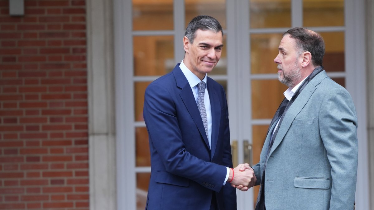 El presidente del gobierno español, Pedro Sánchez, y el líder de ERC, Oriol Junqueras.