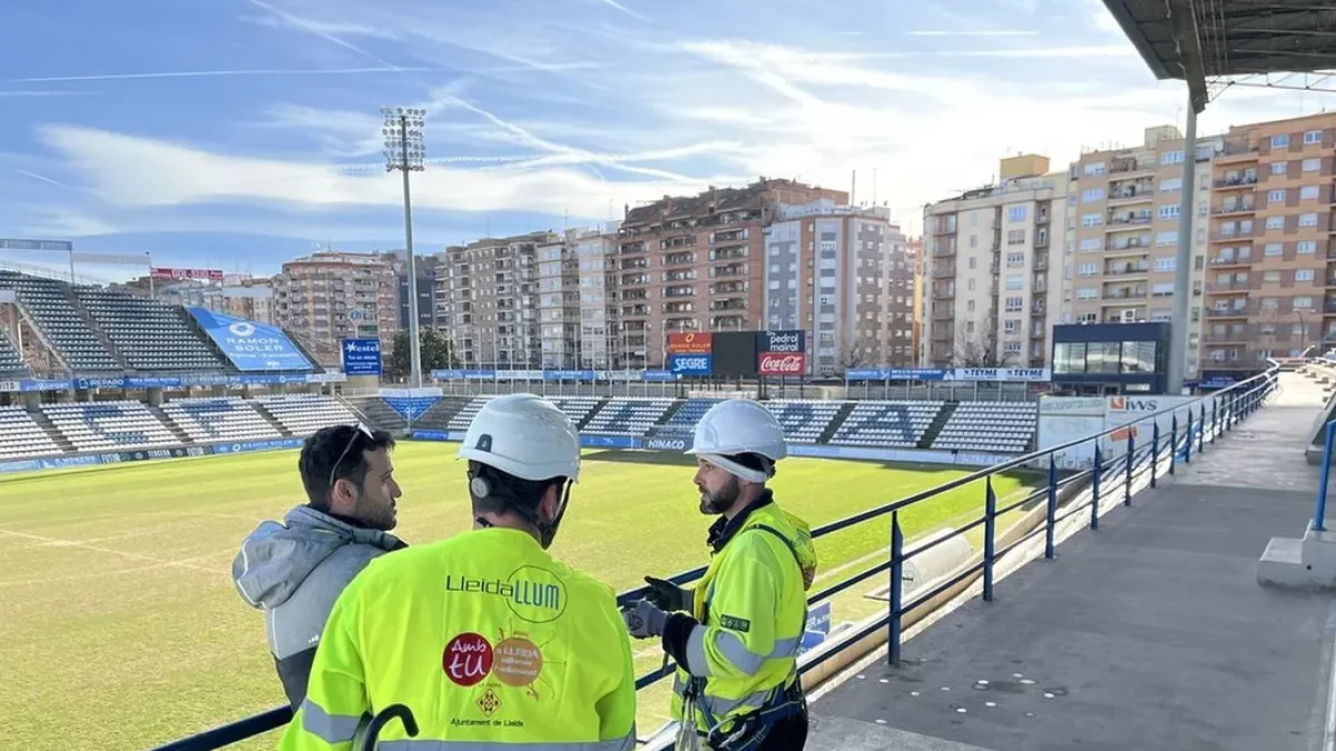 Els operaris van iniciar ahir la millora de la il·luminació. - AJUNTAMENT DE LLEIDA