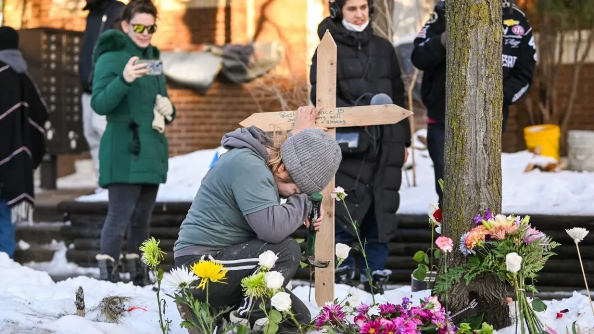 Una mujer ora en un monumento en el lugar de los hechos. - EFE