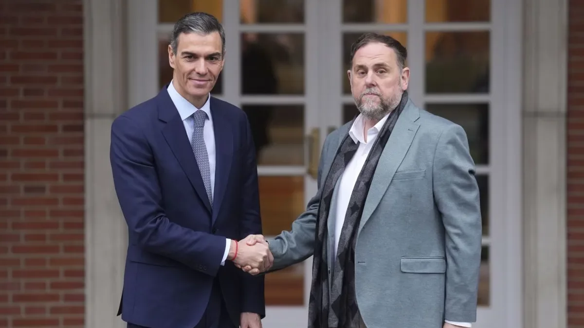 El presidente del Gobierno, Pedro Sánchez, y el líder de ERC, Oriol Junqueras, antes del encuentro en Moncloa. - EFE