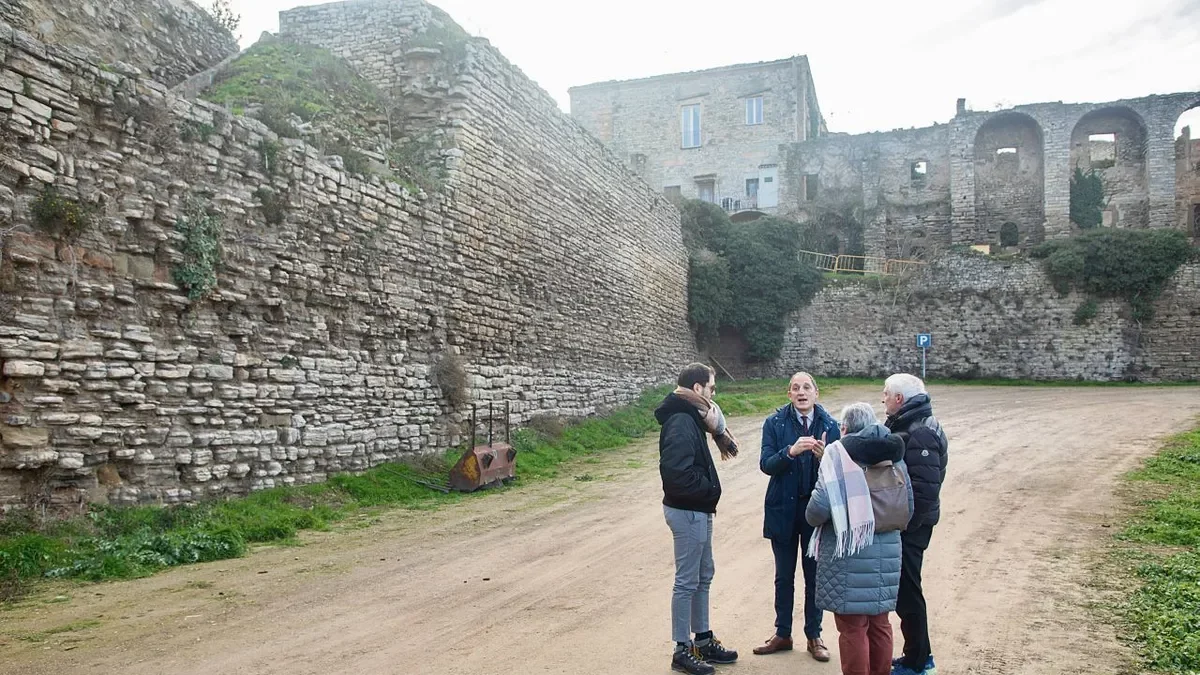 Crespín y Pomés visitaron ayer el tramo que deberá restaurarse. - JORDI BONILLA