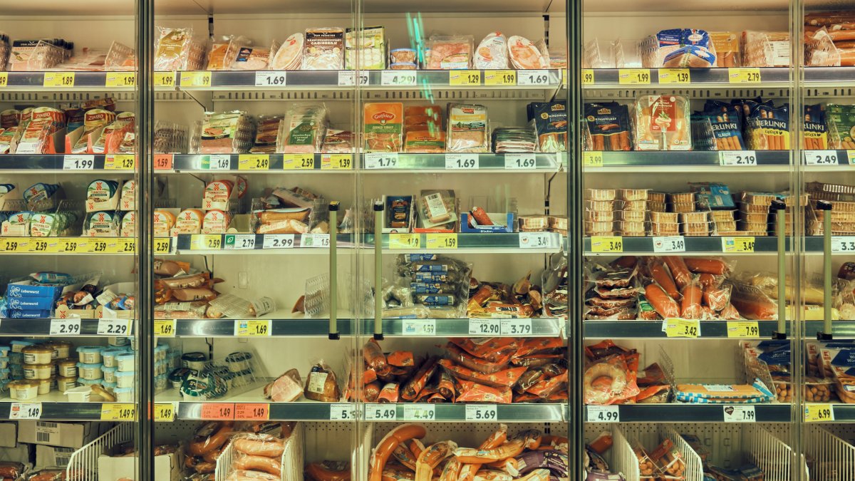 Estanterías con comida en un establecimiento.