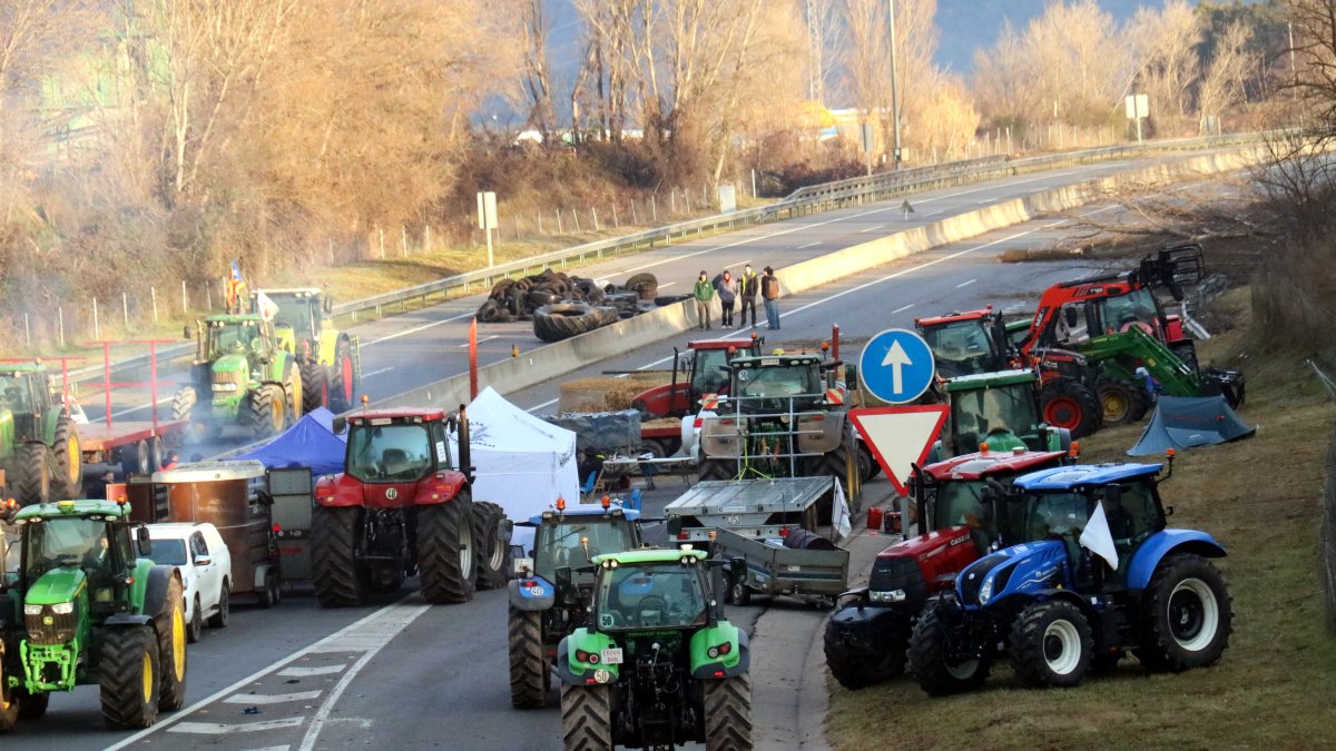 Els tractors tallant el pas.- imatge d'arxiu