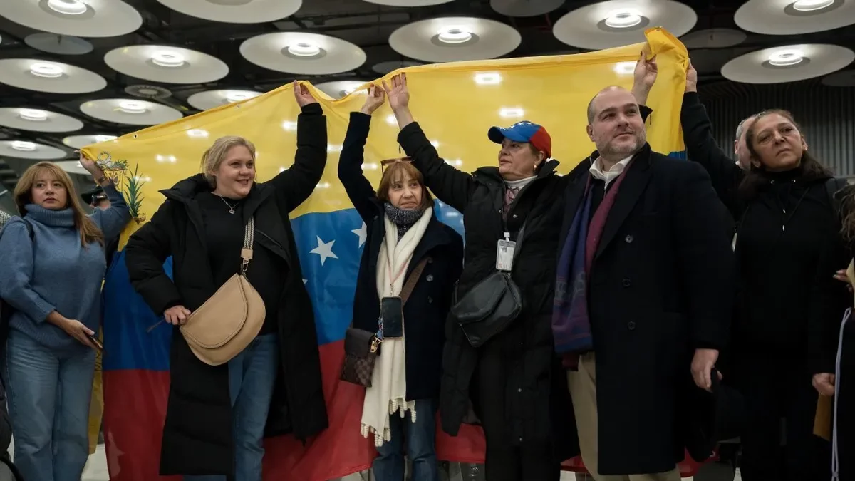 Familiares y amigos esperan la llegada a España de los presos liberados en Venezuela. - DIEGO RADAMÉS / EUROPA PRESS