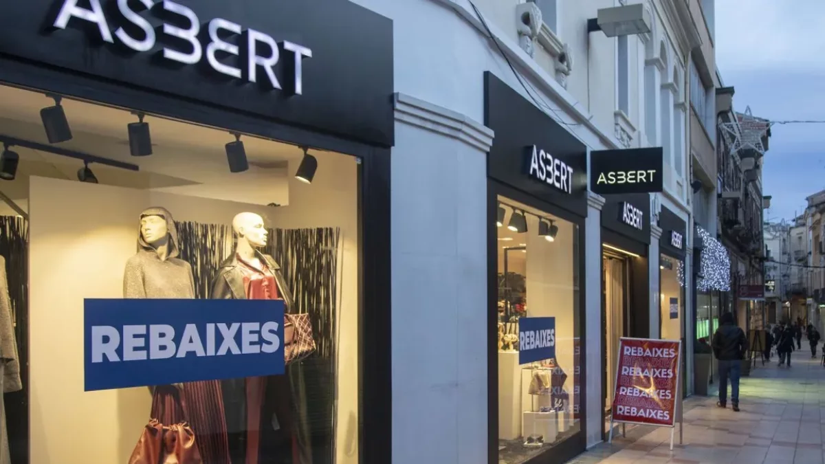 Muchos comercios empezaron las rebajas antes de Reyes. - LAIA PEDRÓS