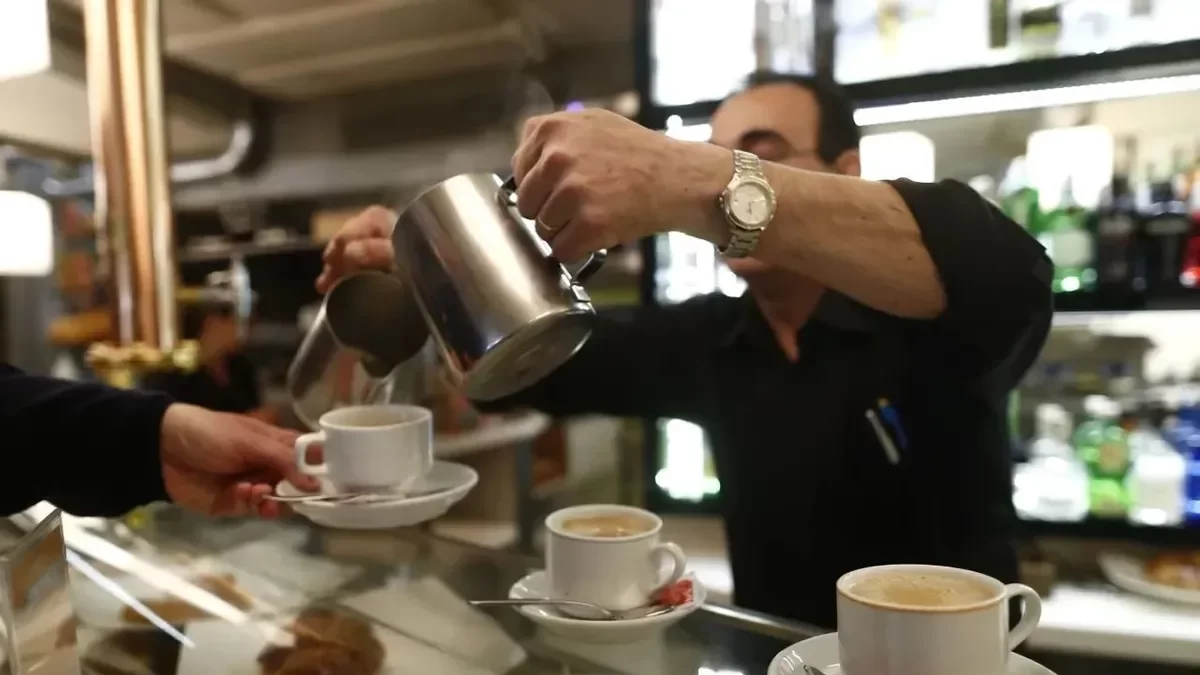 Un camarero atiende desde la barra a un cliente en una cafetería de Lleida. - SEGRE