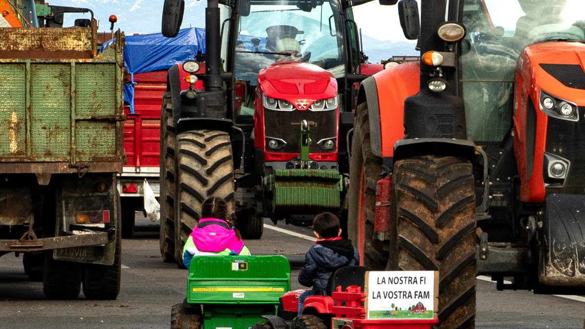 Agricultors i ramaders tallen l’AP-7 amb tractors i palla, a 10 de gener de 2026, a Pontós, Girona, Catalunya
