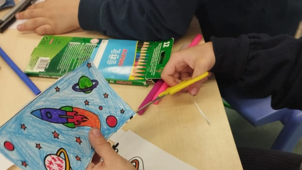 Un infant realitza una activitat del projecte “Temps X Tu” (imatge d'arxiu)