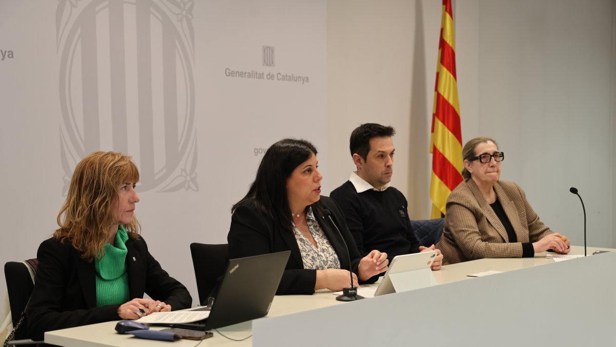 La delegada del Govern a Lleida, Núria Gil, en un moment de la seua intervenció aquest dilluns amb els mitjans de comunicació.