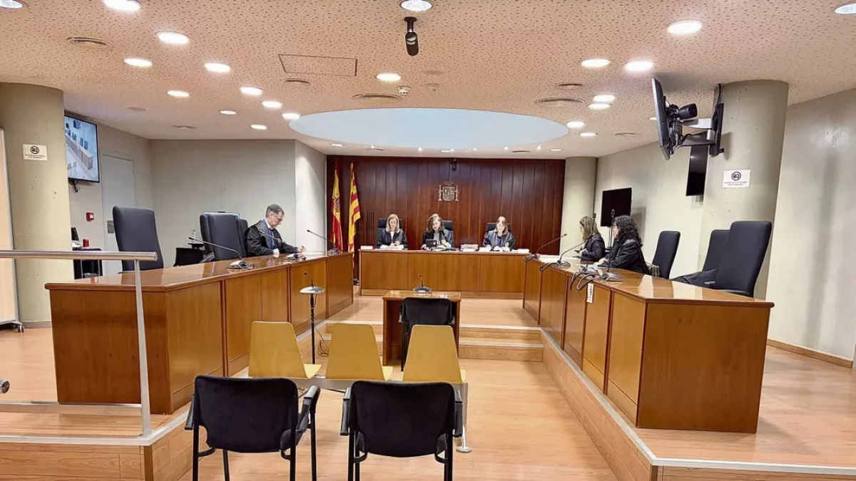 Magistrados, fiscal y letrados, ayer en la Audiencia. - A. GUERRERO