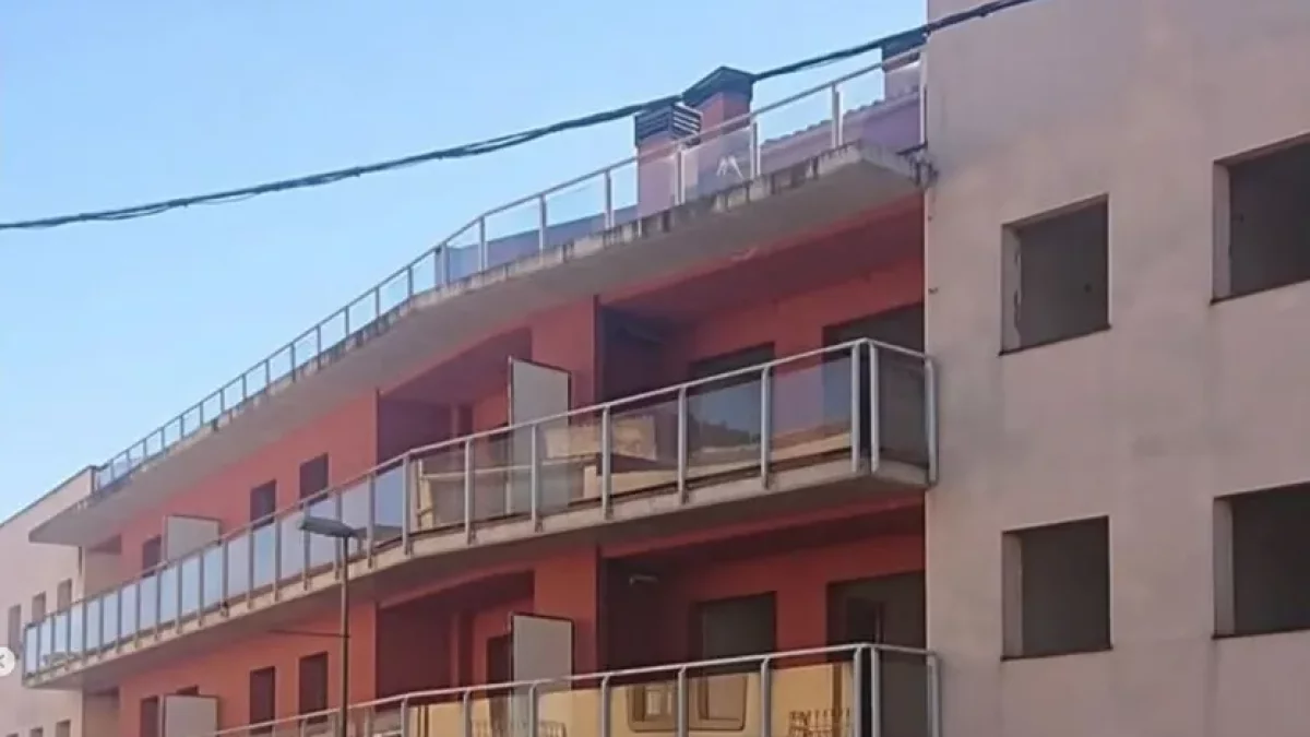 El bloque de pisos a la venta en un portal inmobiliario en internet.