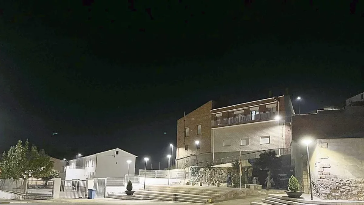 La calle La Creu, iluminada con el nuevo sistema de alumbrado público. - AJUNTAMENT DE MONTOLIU