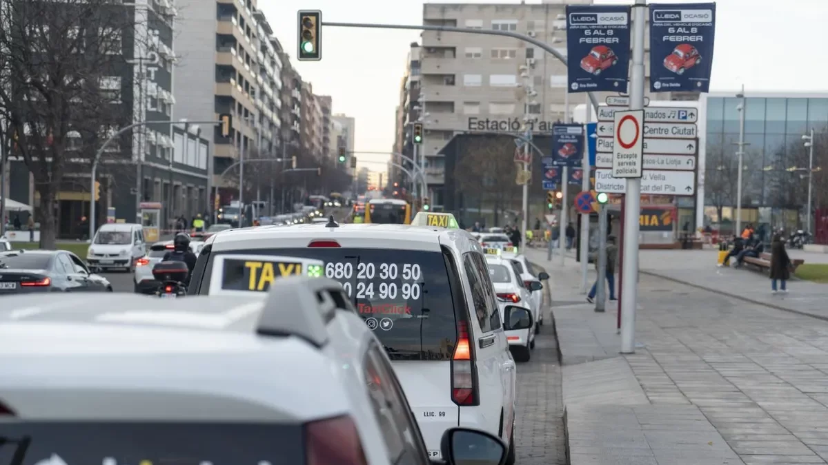 Taxis en una parada de la ciudad ayer por la tarde. - PAU PASCUAL PRAT