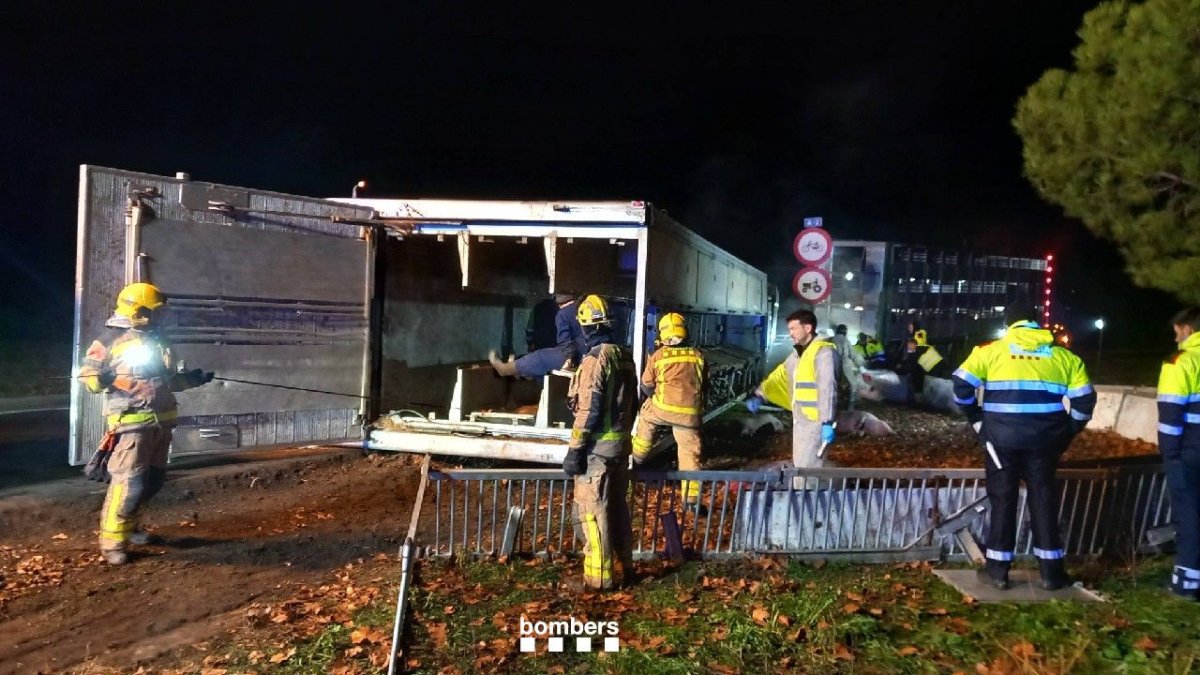 El camió va quedar bolcat al marge de la carretera P-9221.