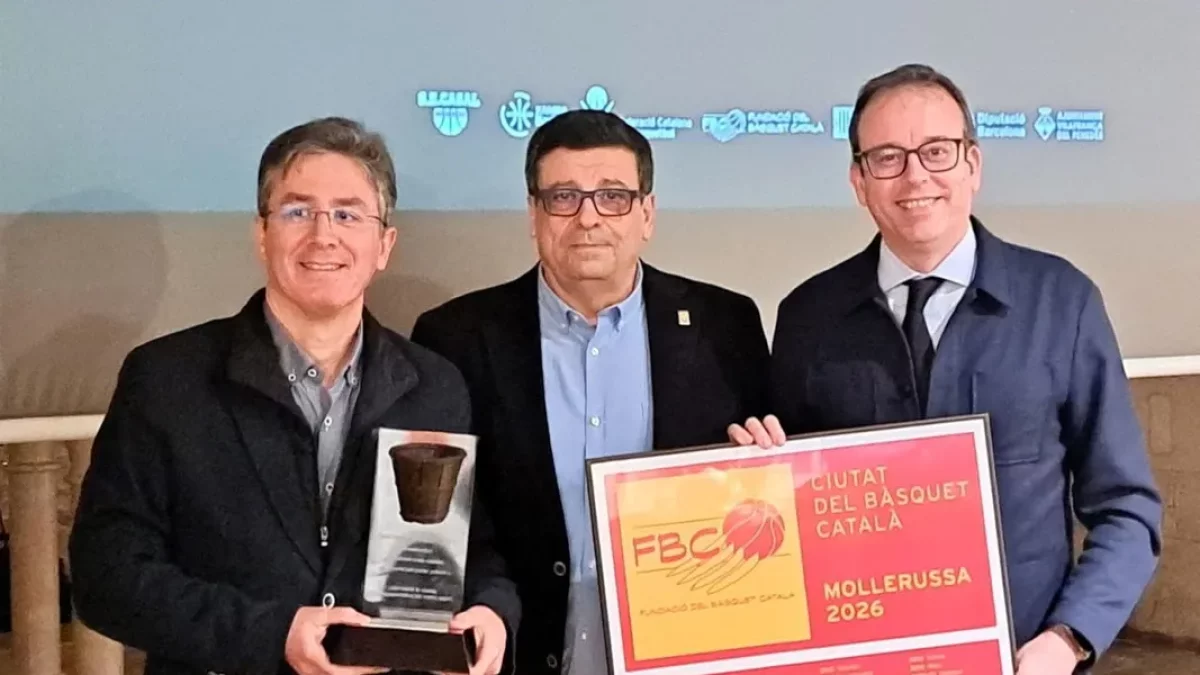 Marc Solsona subjecta el cartell de la capitalitat de Mollerussa.