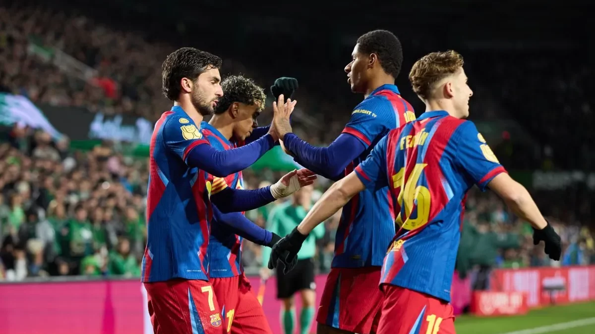 Ferran és felicitat pel seu gol per Rashford en presència de Lamine i Fermín. - EUROPA PRESS