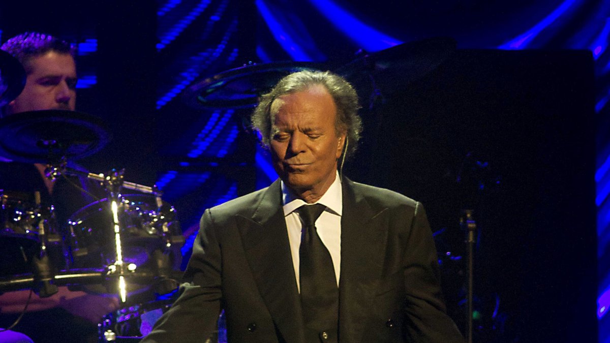 Julio Iglesias durant un concert.