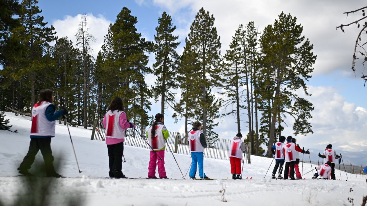 Un grupo de escolares participando en el programa Esport Blanc Escolar.