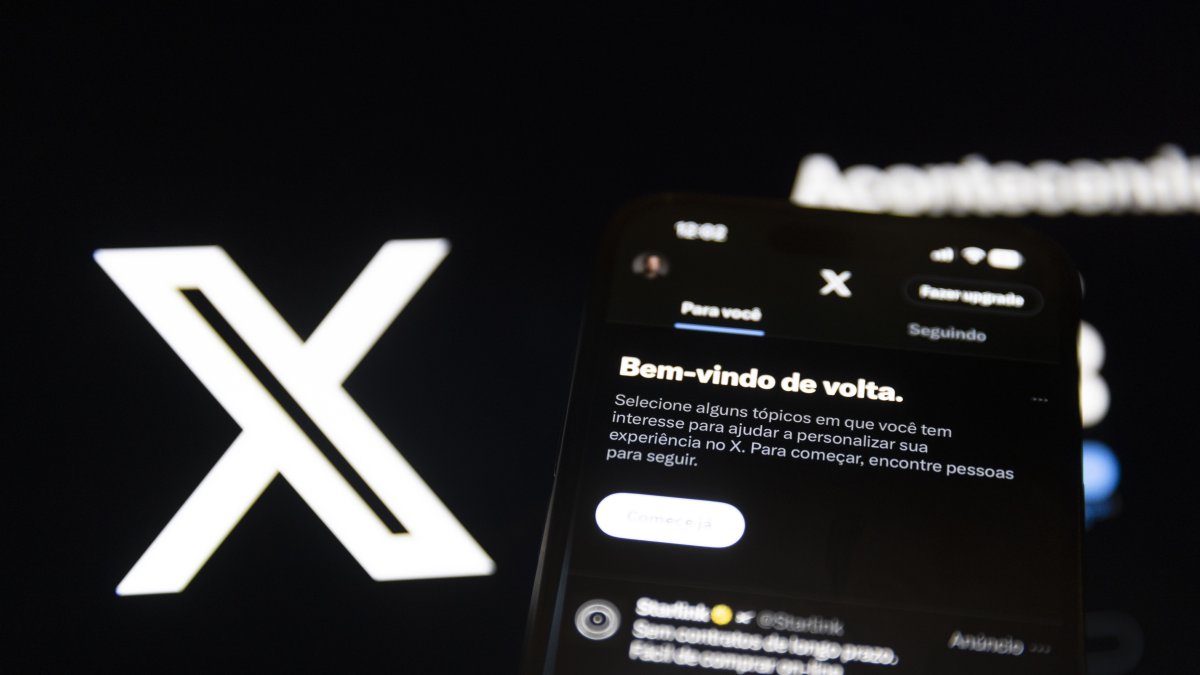 Una pantalla amb la xarxa social X.
