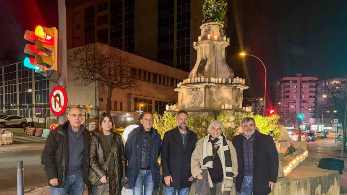 Les autoritats que van participar ahir a la nit en l’encesa de la Creu dels Tres Tombs. - PAU PASCUAL PRAT