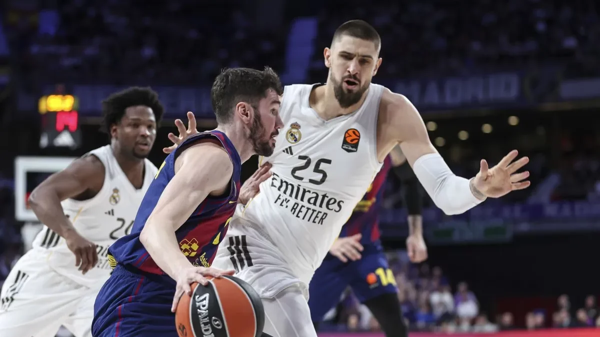 Dario Brizuela intenta abrirse paso ante la defensa de Alex Len. - EUROPA PRESS