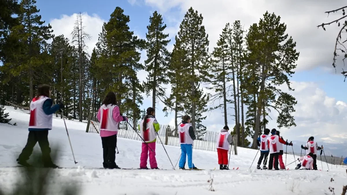 Un grup d’escolars participants en el programa, practicant l’esquí de fons. - ACN