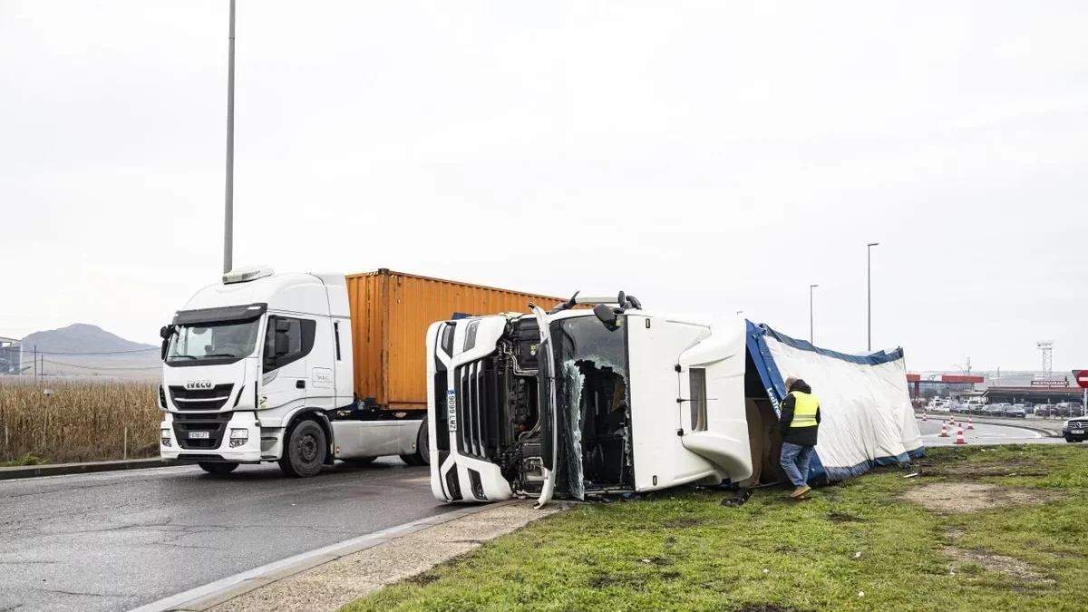 Ferit un camioner al bolcar en una rotonda de l’Ll-11 - INGRID SEGURA