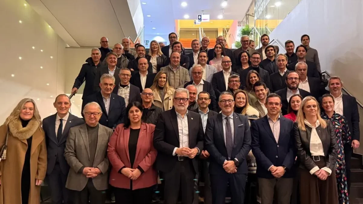 Foto de familia de los participantes en el encuentro. - BATEC