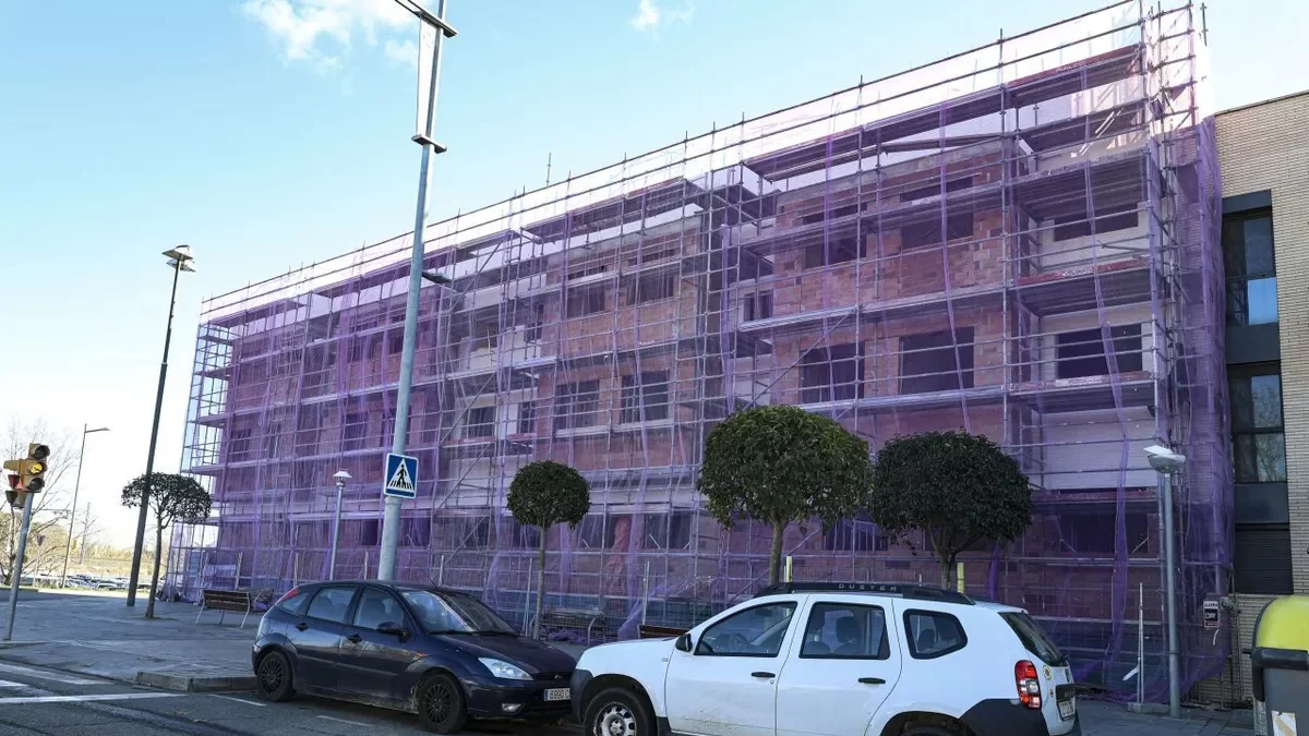 Un edifici en construcció a la ciutat de Lleida. - INGRID RUBIO