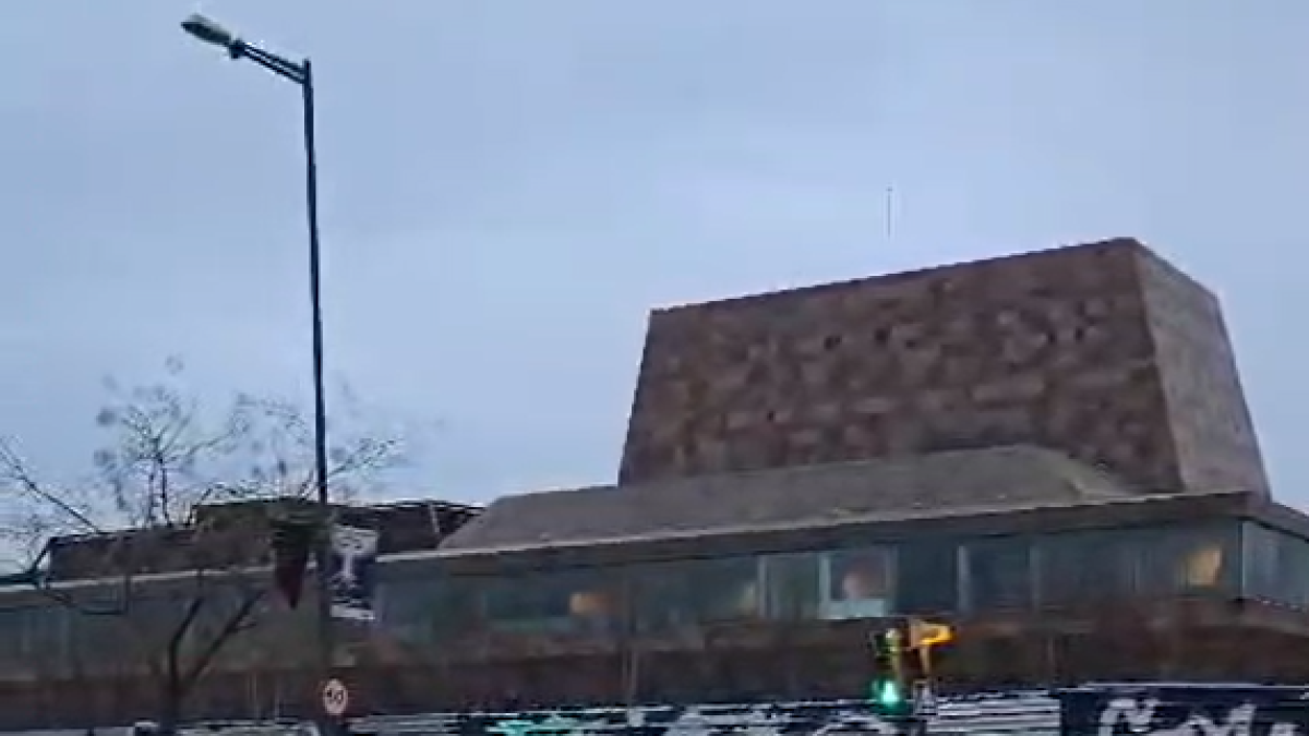 La carretera al costat de la Llotja de Lleida, completament inundada després de les pluges