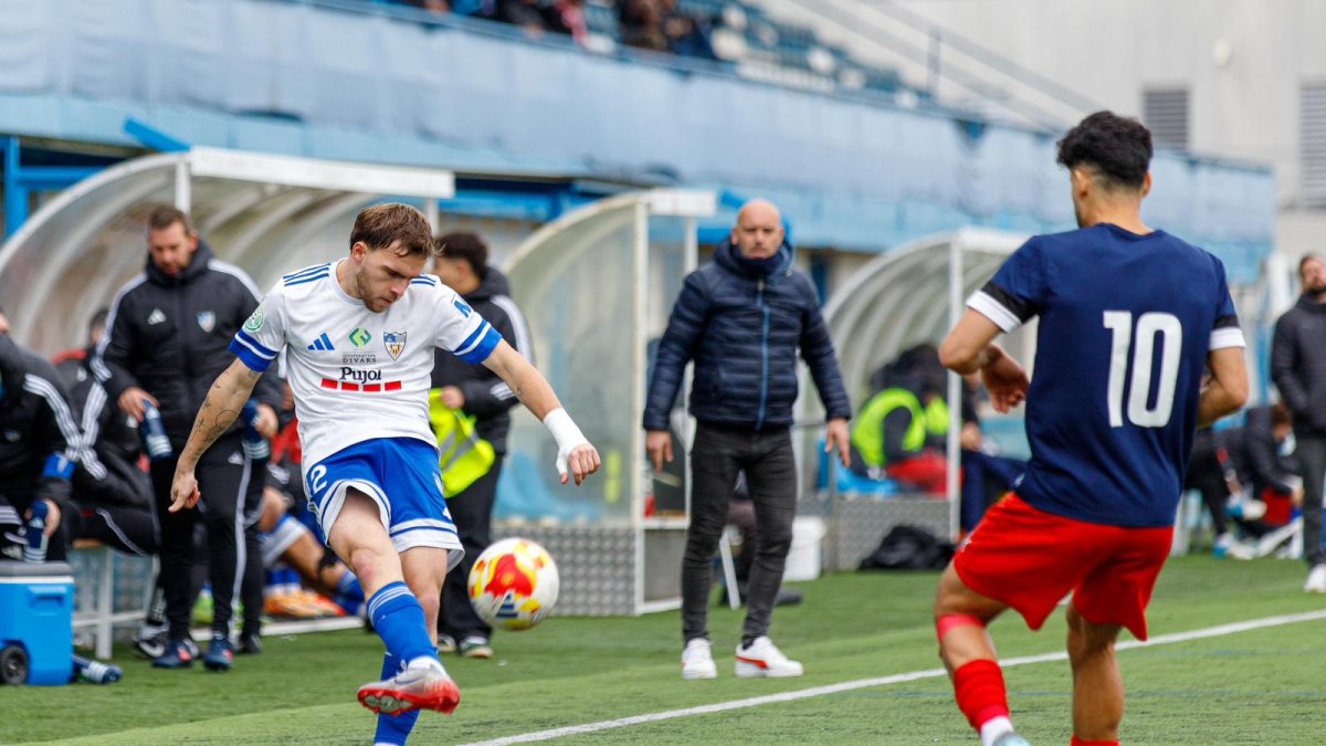 Un jugador del Mollerussa intenta fer una centrada.