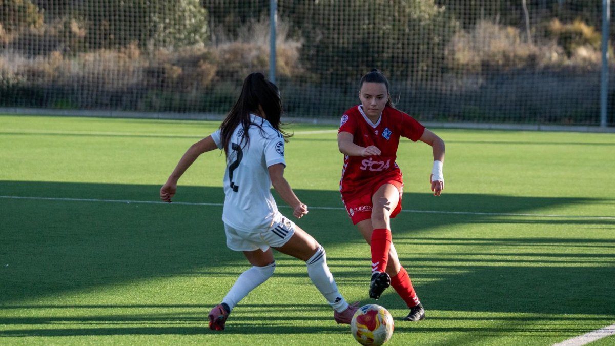 Una jugadora de l'AEM obre la pilota a la banda.