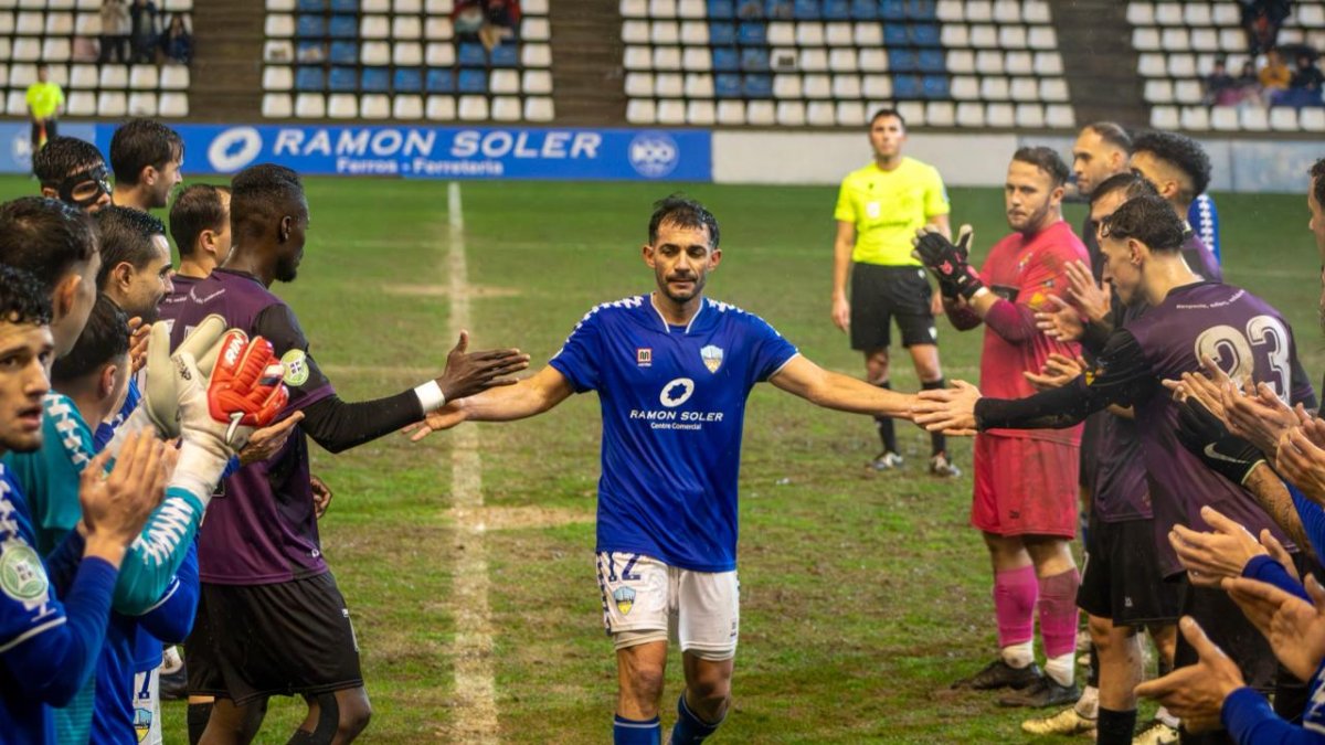 Al minut 83, els jugadors li han fet un passadís d'honor a Óscar Rubio, que s'acomiadava així del Camp d'Esports.